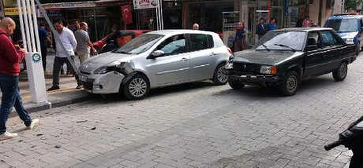 İki Otomobilin Çarpıştığı Kaza Kamerada