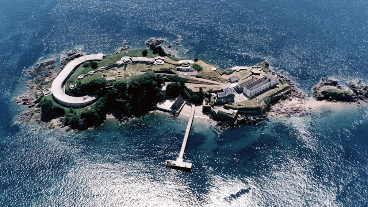 İngiltere\'de Tarihi Drake Adası 7,8 Milyon Dolara Satışa Çıkarıldı
