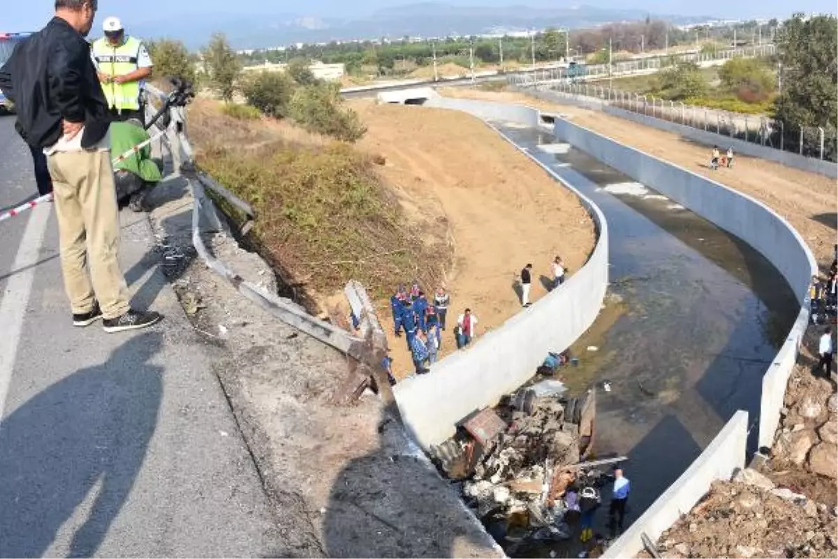 İzmir\'de, 22 Göçmenin Öldüğü Kamyon Faciasıyla İlgili 5 Gözaltı (2) - Yeniden