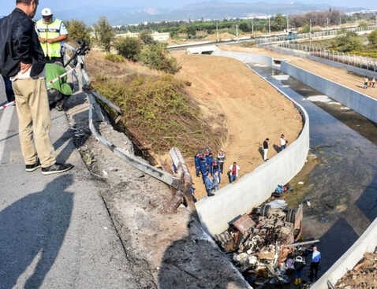 İzmir\'de 22 Kişinin Can Verdiği Kazada 3 Kişi Gözaltına Alındı