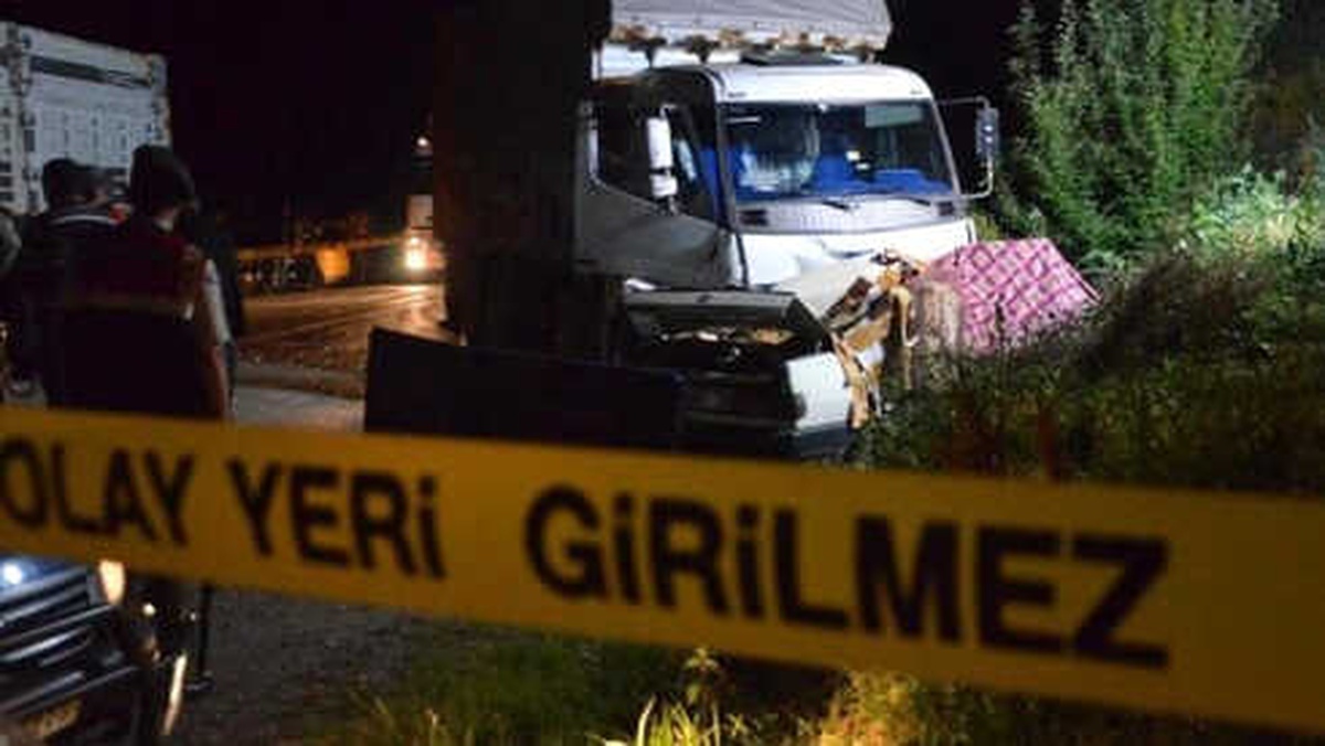 İzmir\'de Göçmenleri Taşıyan Kamyon Devrildi