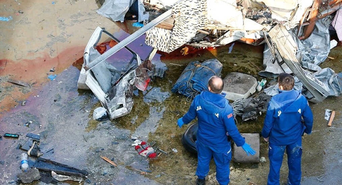 İzmir\'de Göçmenleri Taşıyan Kamyon Devrildi: 22 Ölü