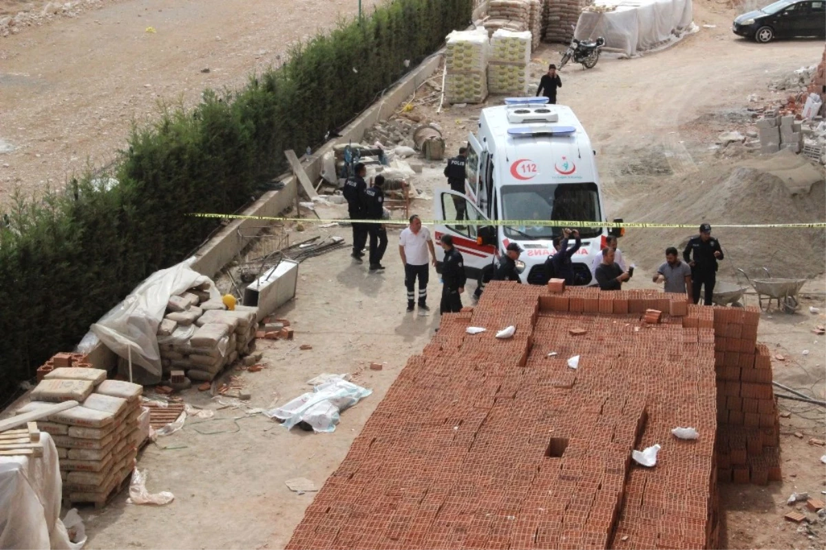 Karaman\'da 13. Kattan Düşen İnşaat İşçisi Hayatını Kaybetti