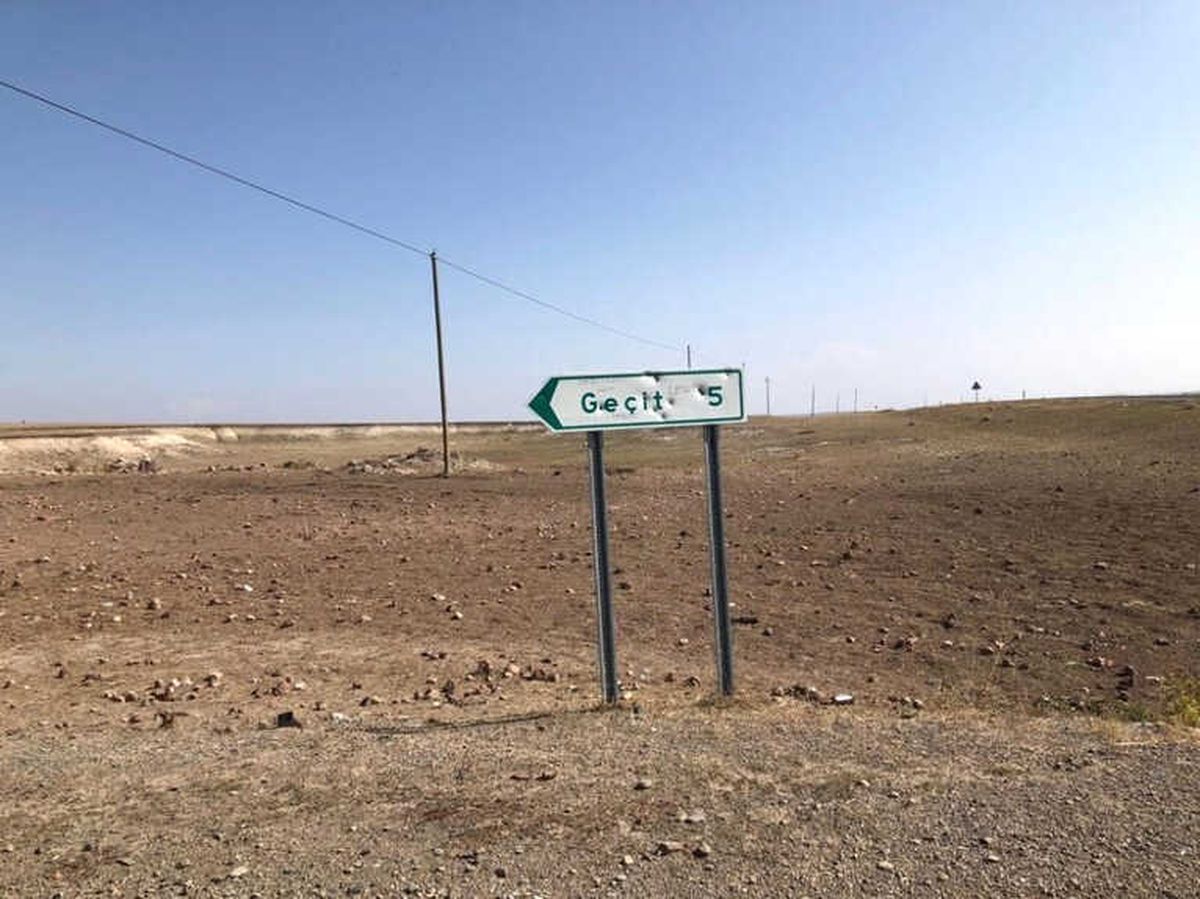 Kars\'ta Trafik Levhaları Maganda Kurbanı