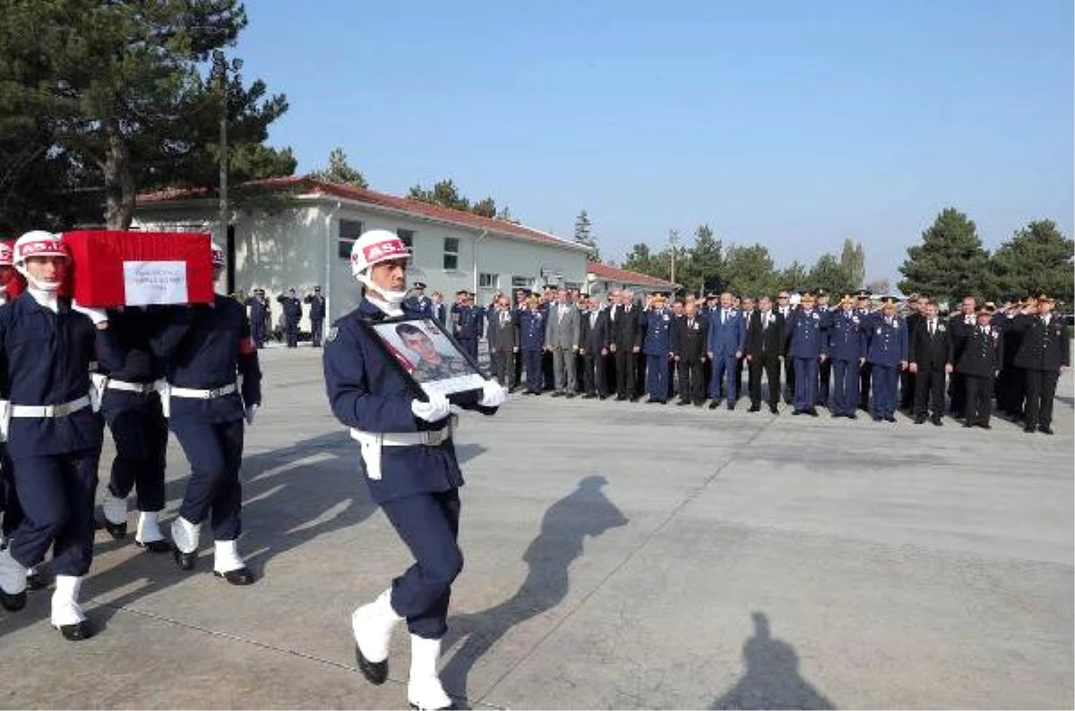 Kazada Şehit Olan Onbaşı Özyolci\'nin Cenazesi, Memleketine Uğurlandı