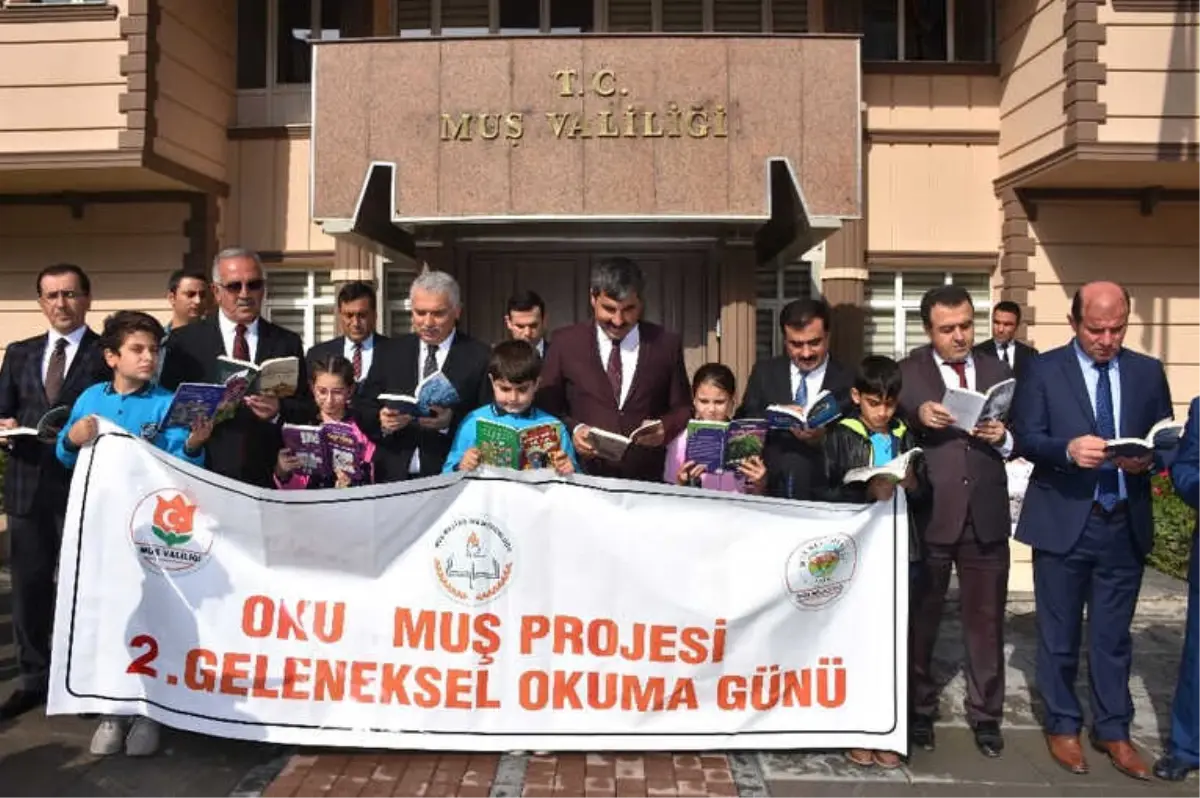 Kitap Okumak İçin Sokağa Aktılar