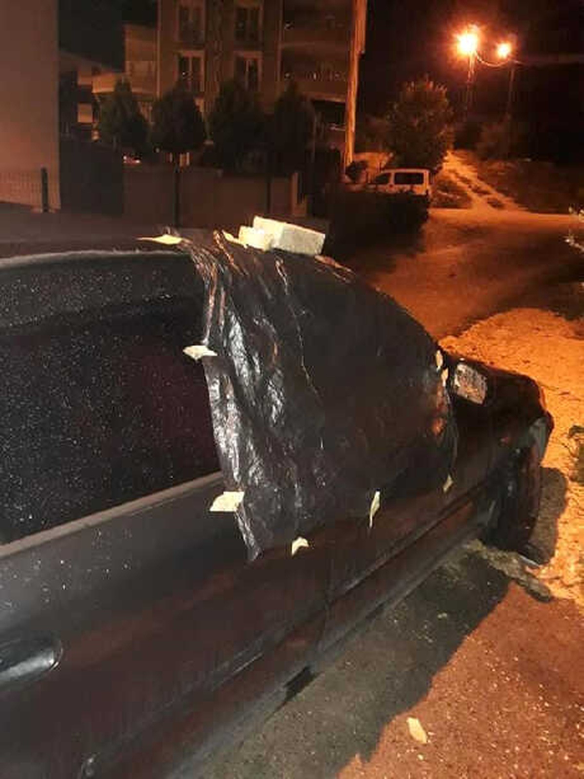 Komşusunun Otomobil Camını, Yağmur Suyu Girmesin Diye Naylonla Kapattı