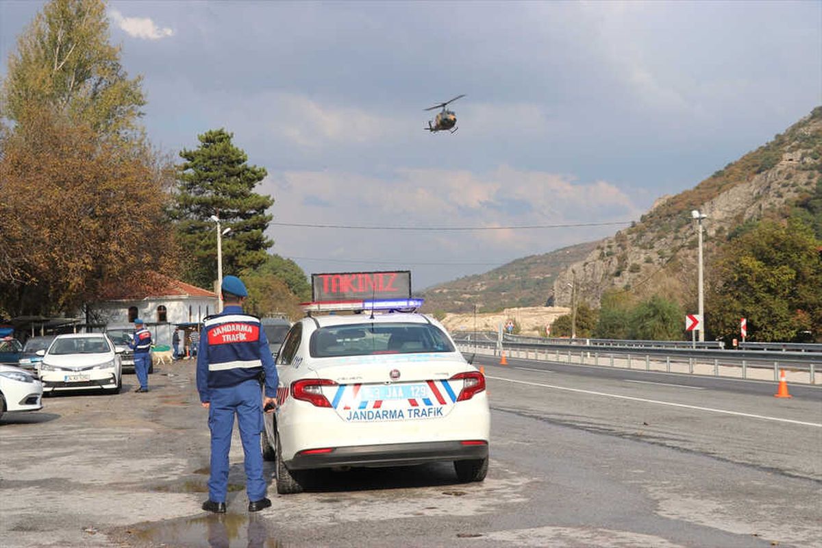 Kütahya\'da Jandarmadan Helikopterle Trafik Denetimi