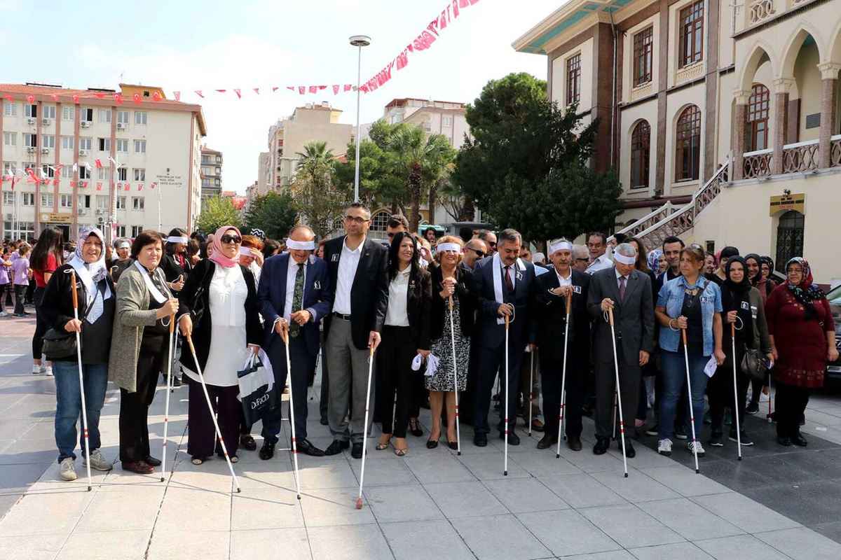 Manisa\'da Beyaz Baston İle Empati Yürüyüşü