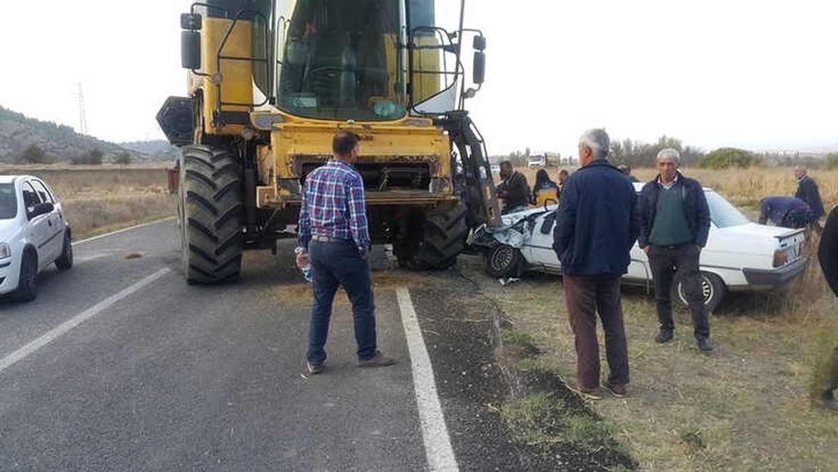 Otomobil Biçerdöver ile Çarpıştı: 2 Yaralı