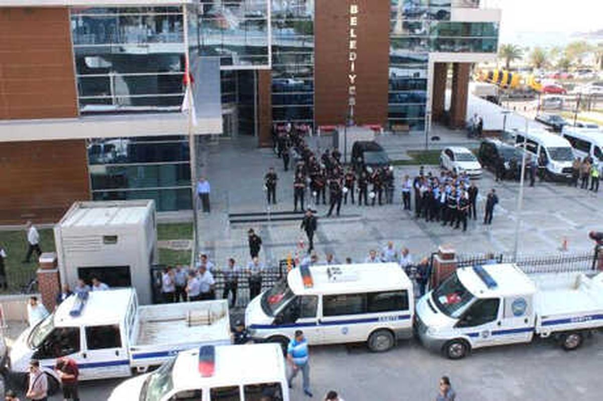 Pazarcı Esnafı Belediye Önünde Oturma Eylemi Yaptı