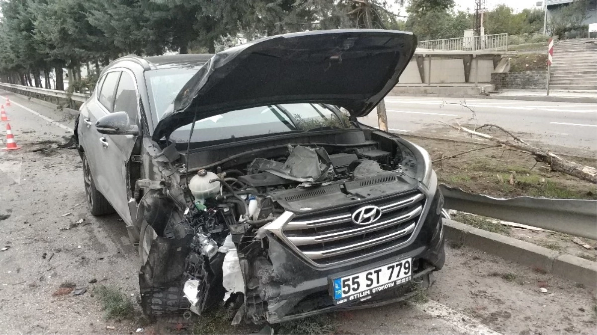 Samsun\'da Karşı Şeride Geçen Tır Otomobile Çarptı: 4 Yaralı