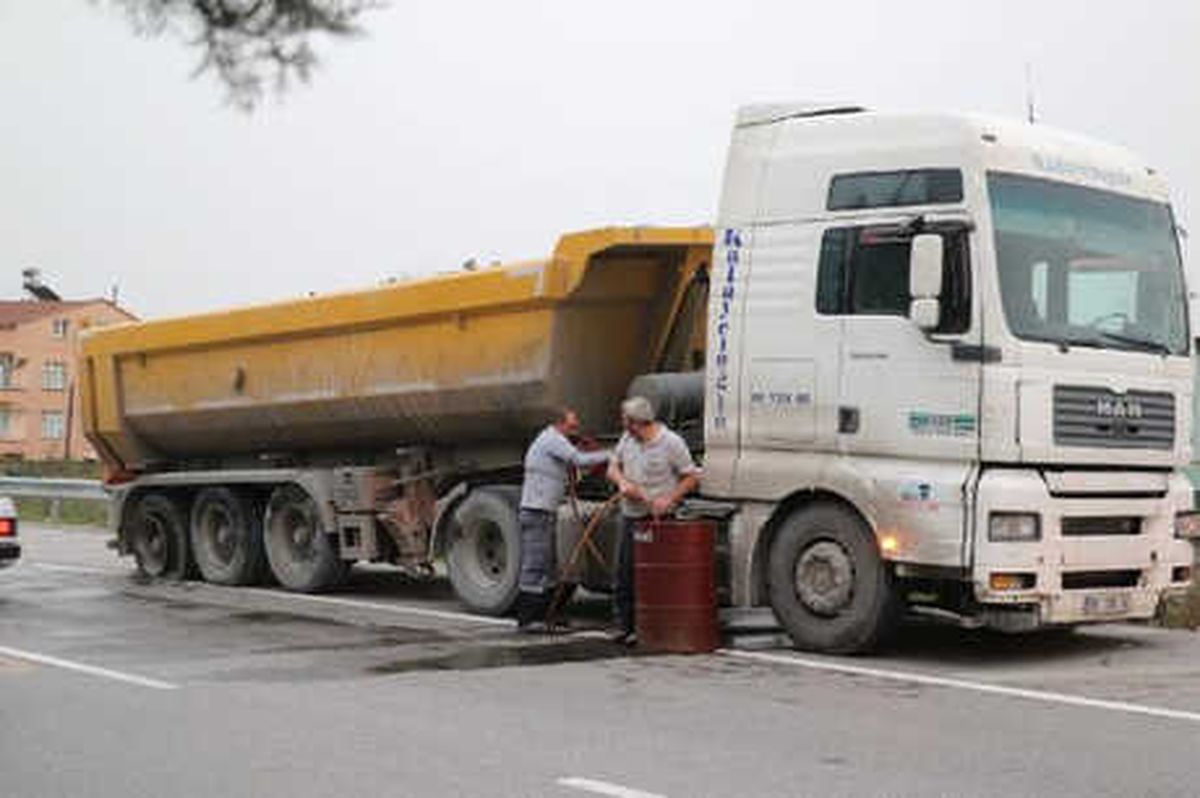 Tır Karşı Şeride Geçip İki Araca Çarptı: 4 Yaralı