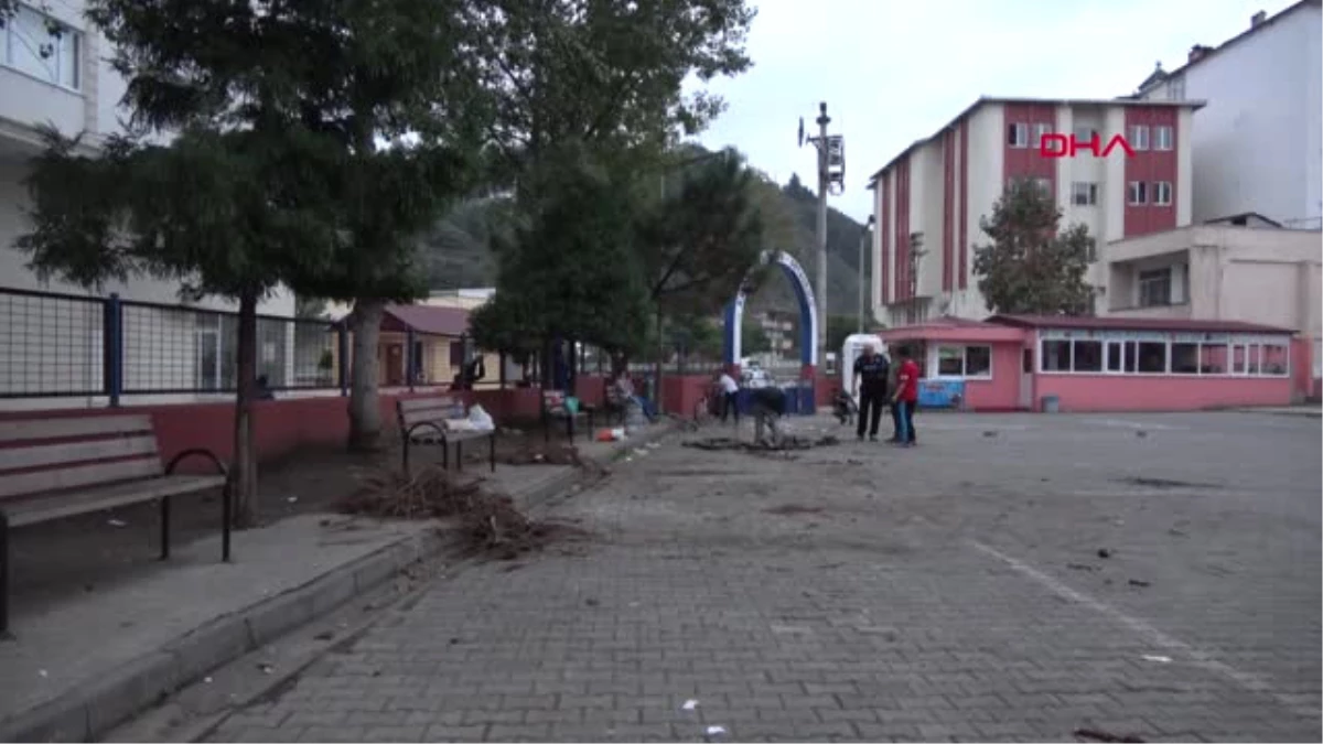 Trabzon Veliler, Okul Bahçesinde Bozulan Parke Taşlarını Düzeltti