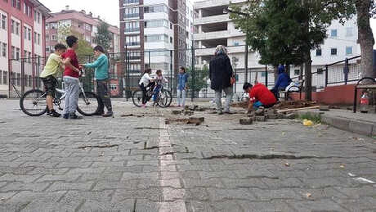 Veliler, Okul Bahçesinde Bozulan Parke Taşlarını Düzeltti