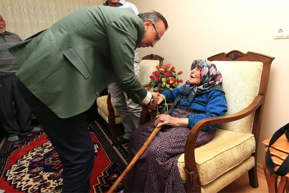 97 Yaşındaki Emine Gürer Belediye Başkanı Seçen\'e Atatürk Şiiri Okudu