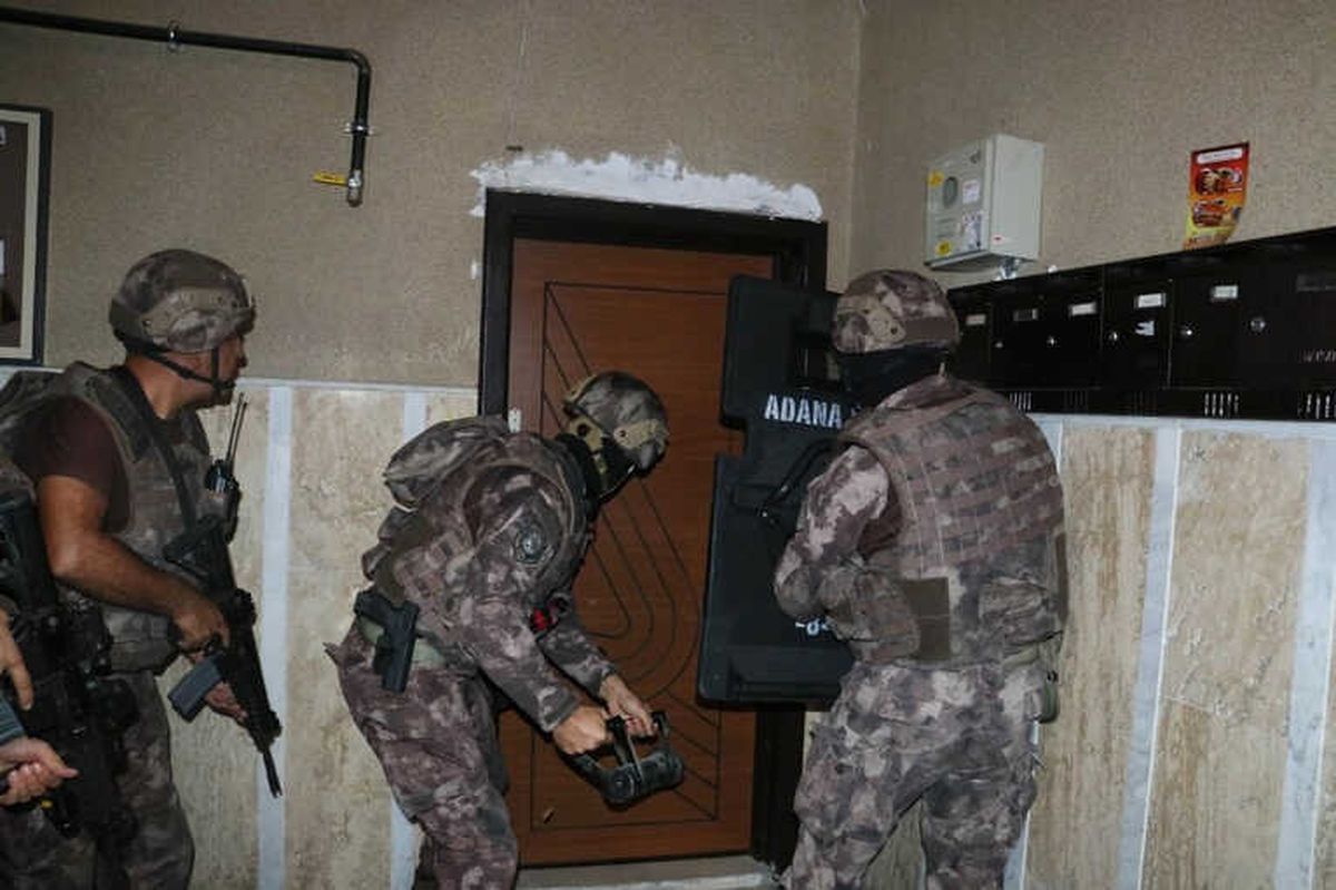Adana\'da Suç Örgütü Operasyonu: 20 Gözaltı