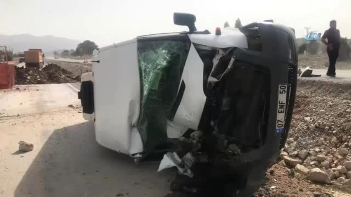 Akseki\'de Minibüs Kamyonete Çarptı: 3 Yaralı