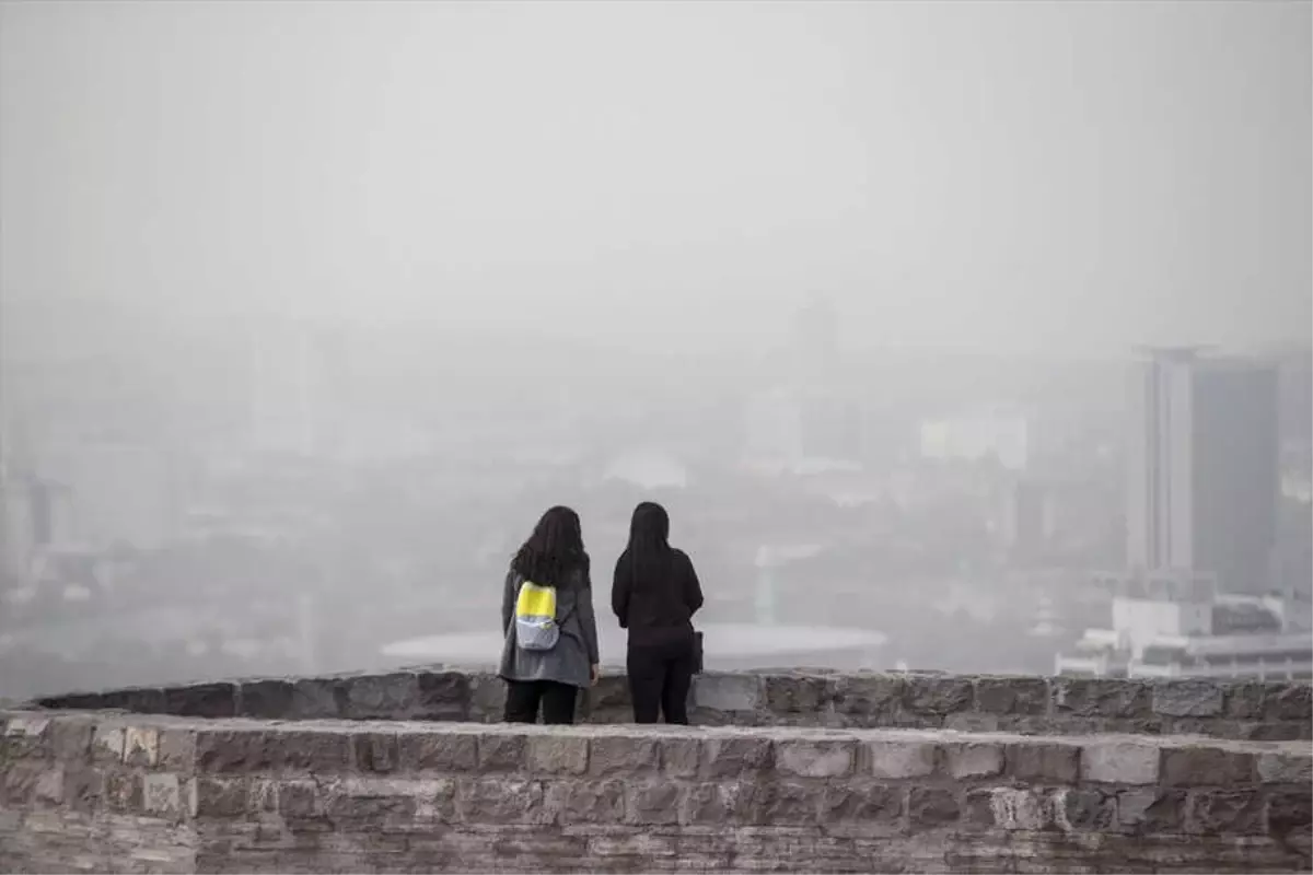 Başkent Ankara\'da Gökyüzünü Toz Bulutu Kapladı