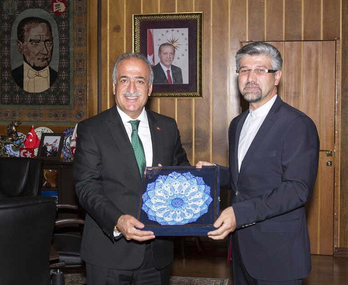 Başkonsolos Soltanzaden, Rektör Çomaklı\'yı Ziyaret Etti
