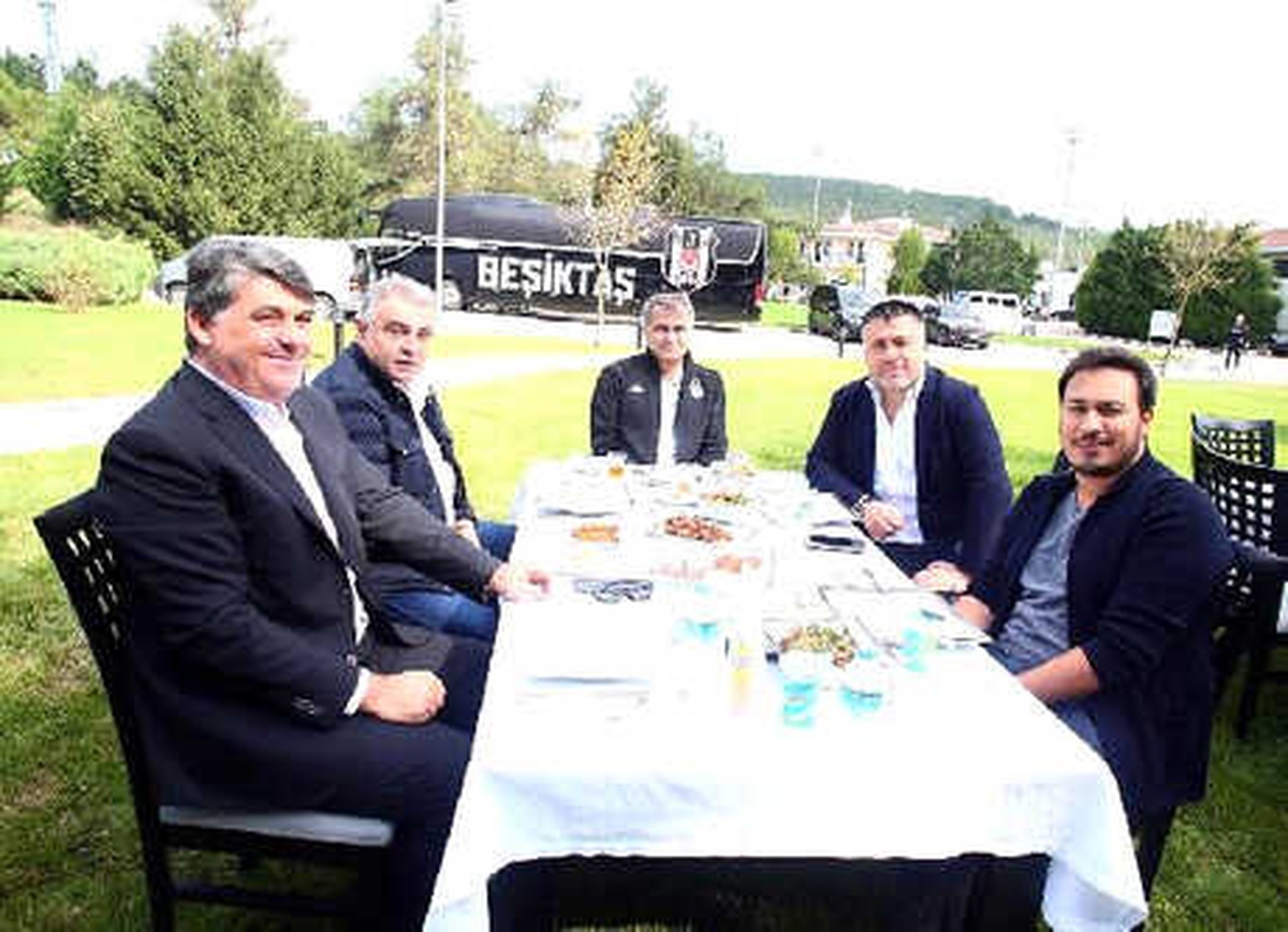 Beşiktaş\'ta İdman Sonrası Barbekü Partisi