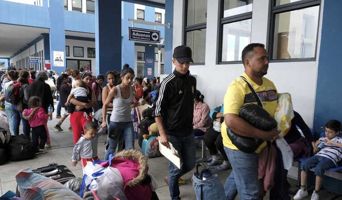 Binlerce Venezuelalı Peru\'ya Göç Ediyor