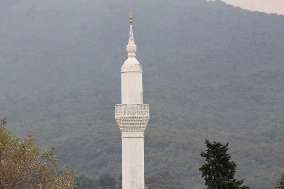 Camisiz Minare İlgi Çekiyor