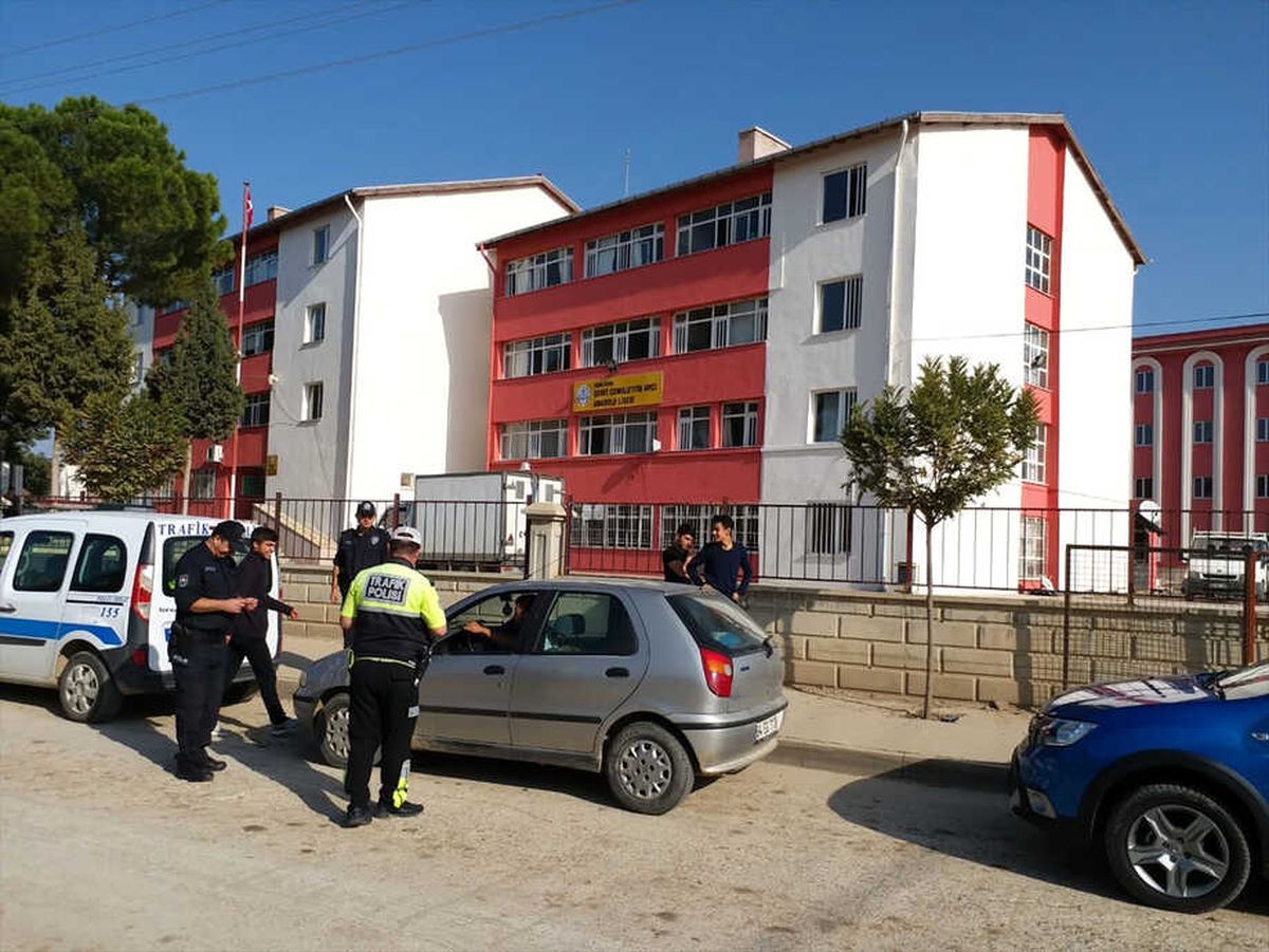 Eşme\'de Polis Ekipleri Okul Önlerinde Denetim Yaptı