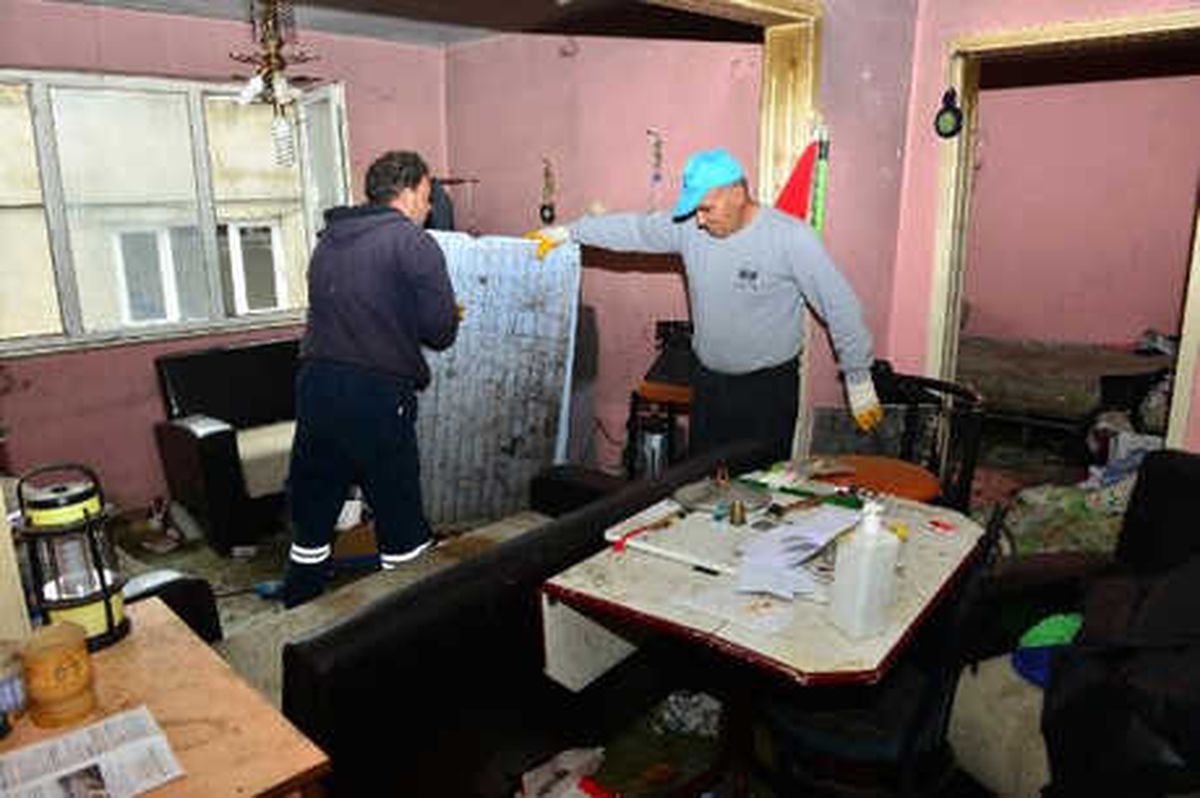 Evden 2 Kamyon Çöp Çıkarıldı