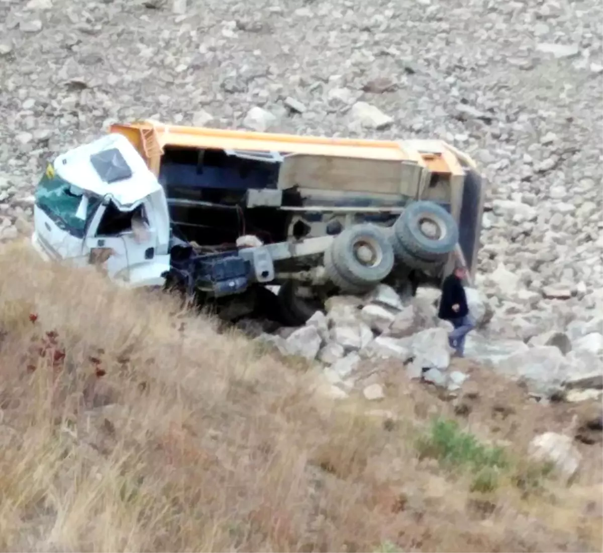 Hafriyat Kamyonu Yükünü Boşaltırken Uçurumdan Yuvarlandı: 1 Ölü