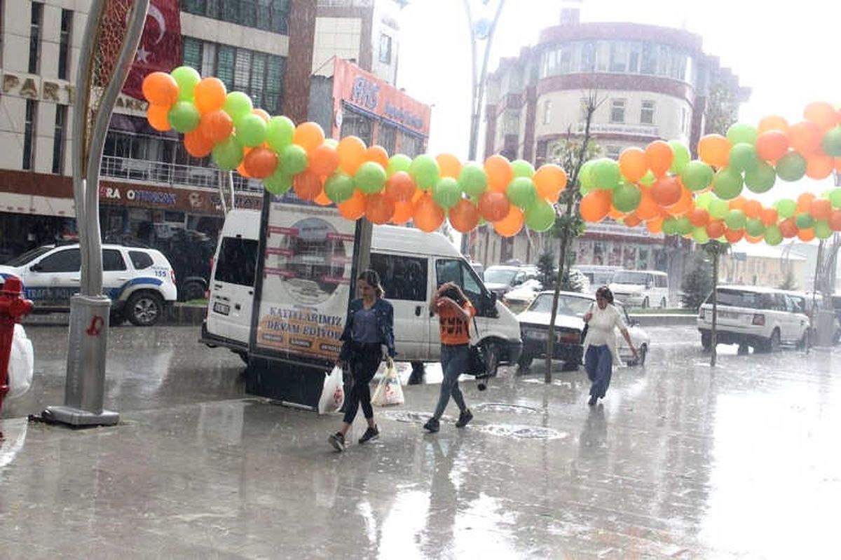 Hakkari\'deki Sağanak Yağış