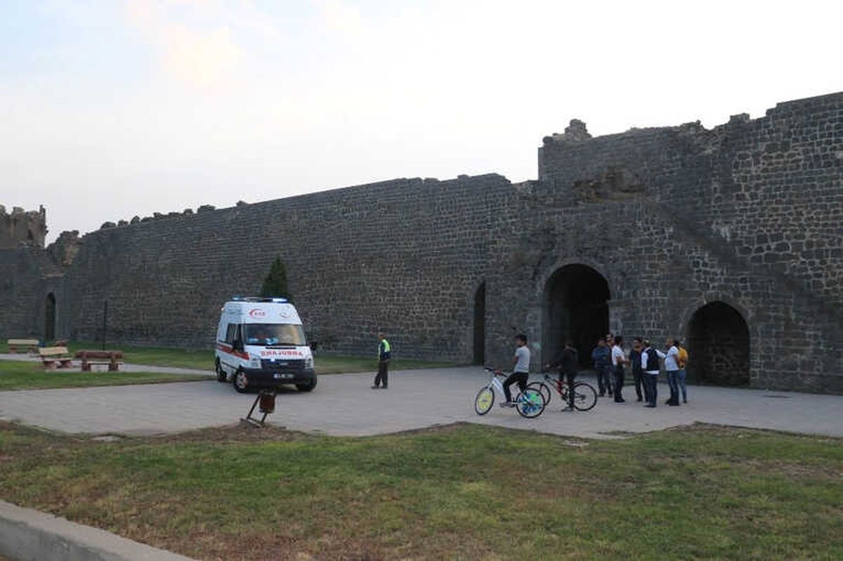 Hamile Eşi ile Gezerken Surlardan Düştü