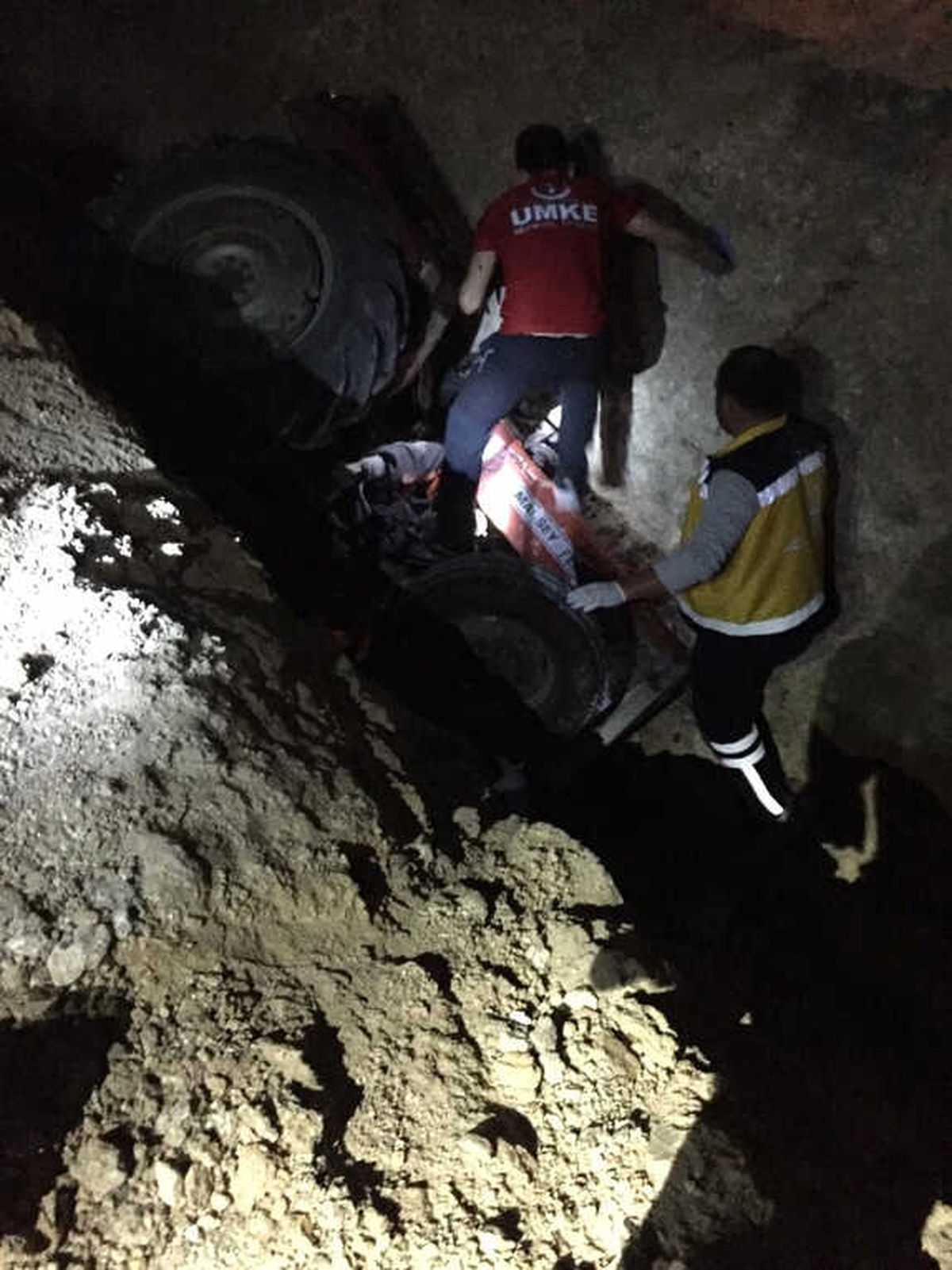 İvrindi\'de Traktör Devrildi: 1 Ölü, 2 Yaralı