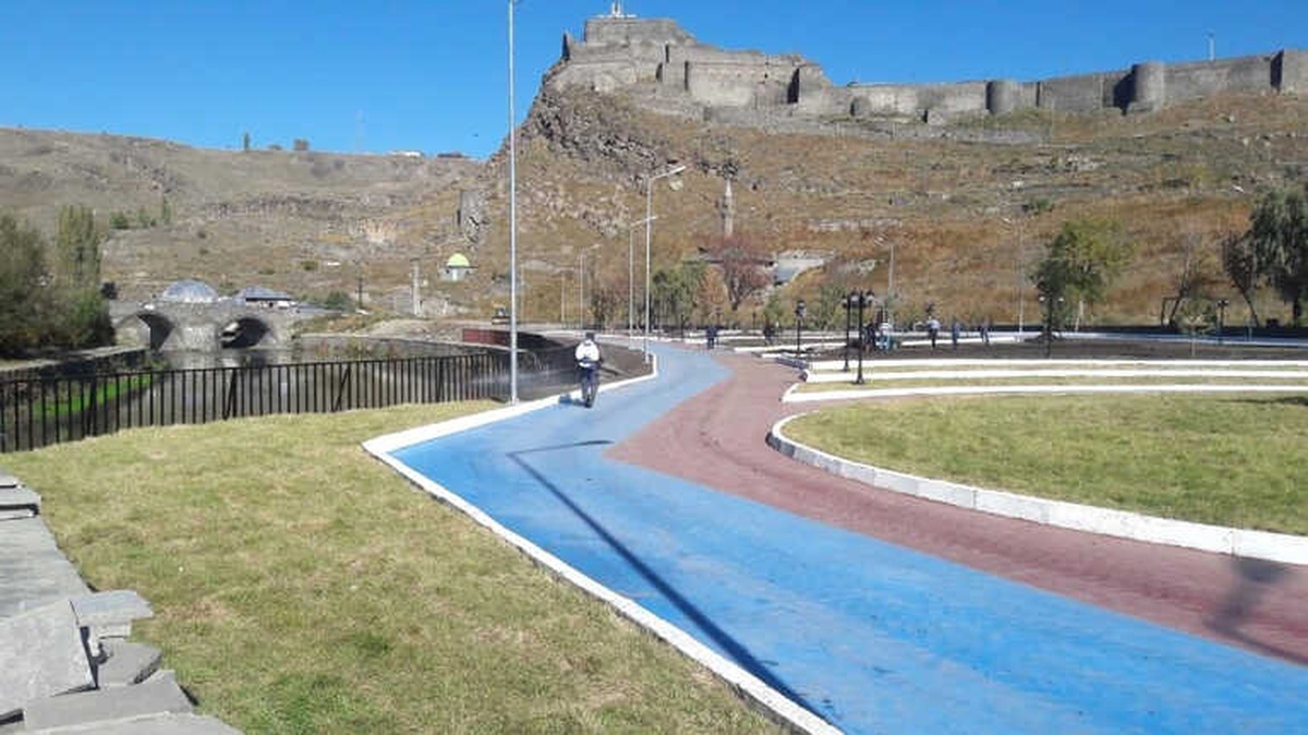 Kars\'ta Parklar Haşerelere Karşı İlaçlandı