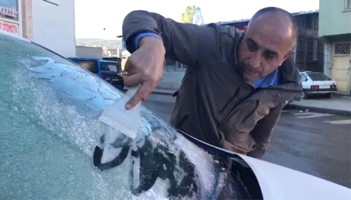 Kars\'ta Soğuk Hava Nedeniyle Araçların Camları Buz Tuttu