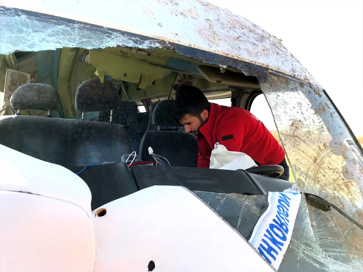 Kayseri\'de Düzensiz Göçmenleri Taşıyan Minibüs Devrildi: 2 Ölü, 19 Yaralı