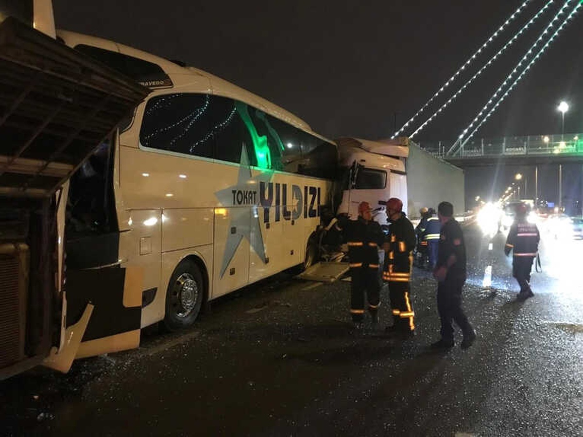 Kocaeli\'de Tır 2 Yolcu Otobüsüne Çarptı: 1\'i Ağır 8 Yaralı
