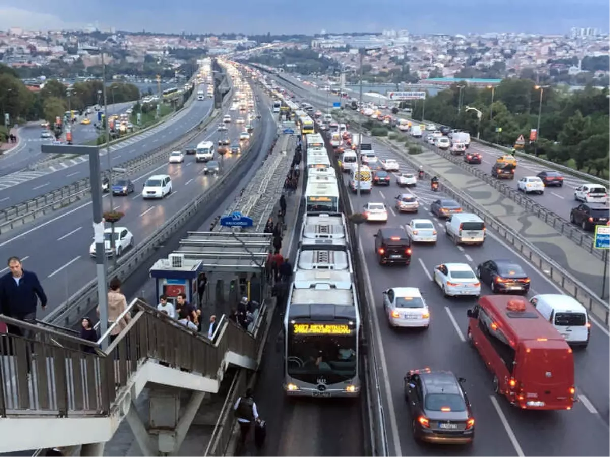 Metrobüs Arıza Yaptı, Kuyruk Oluştu