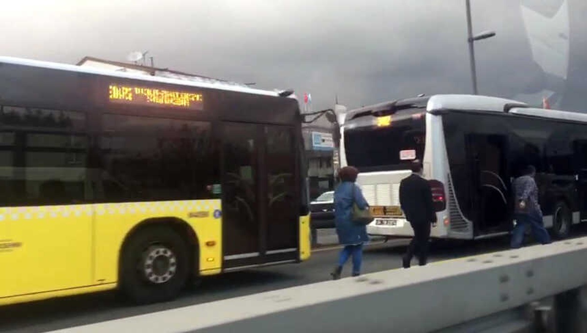 Okmeydanı\'nda Metrobüs Kaza Yaptı. Kaza Nedeniyle Metrelerce Uzunluğunda Metrobüs Kuyruğu Oluştu.