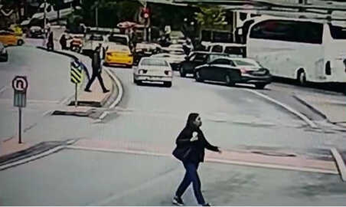 Şişli\'de Yolun Karşısına Geçmeye Çalışan Hamile Kadının Üzerine Motosiklet Devrildi