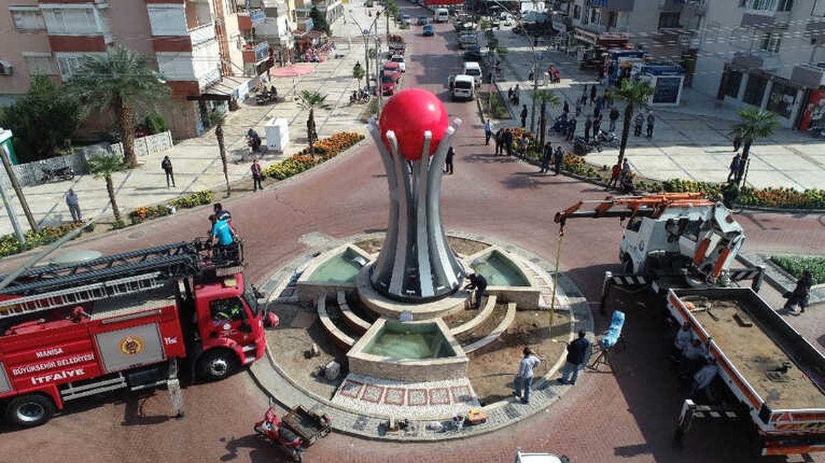 Salihli\'ye Kızılelma Anıtı Dikildi