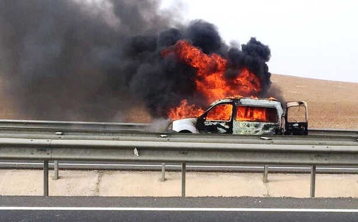Şanlıurfa\'da Seyir Halindeki Otomobil Alev Alev Yandı