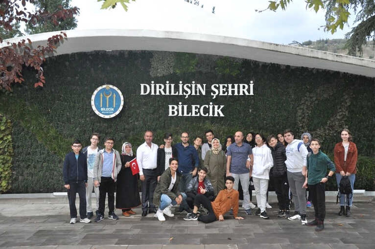 Şeyh Edebali Türbesi\'ni Ziyaret Eden 8 Bin 650 Kişiye Çay ve Lokum İkramı