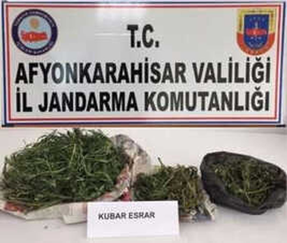 Şuhut\'ta Jandarmadan Uyuşturucu ve Silah Operasyonu