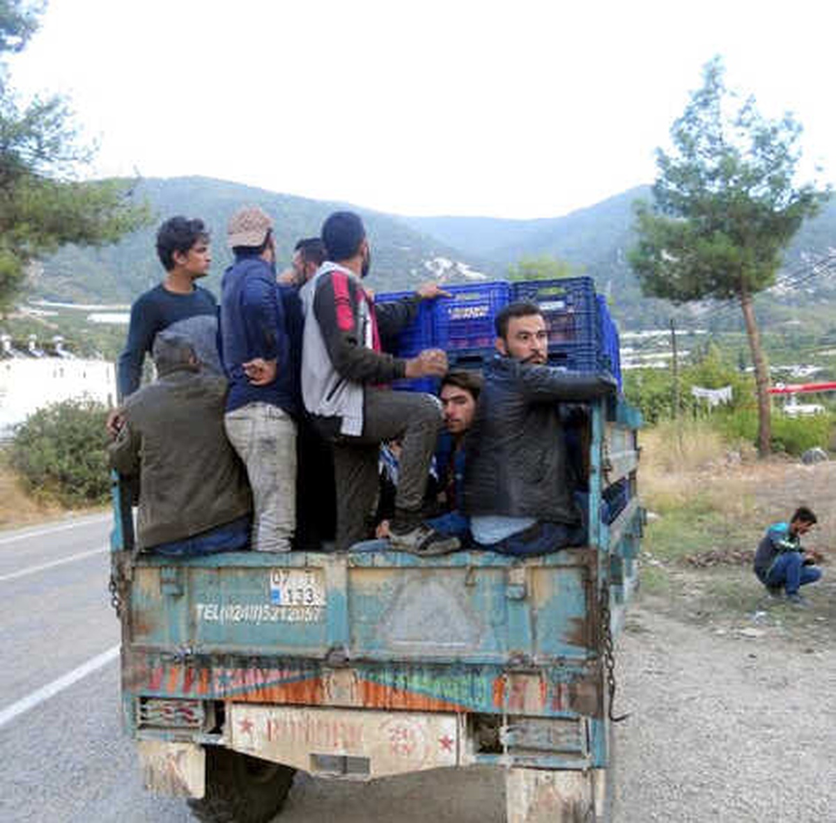 Tarım İşçileri Kamyonet Kasalarında Taşındı