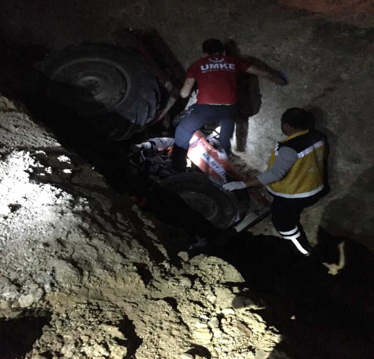 Traktör Devrildi: 1 Ölü, 2 Yaralı