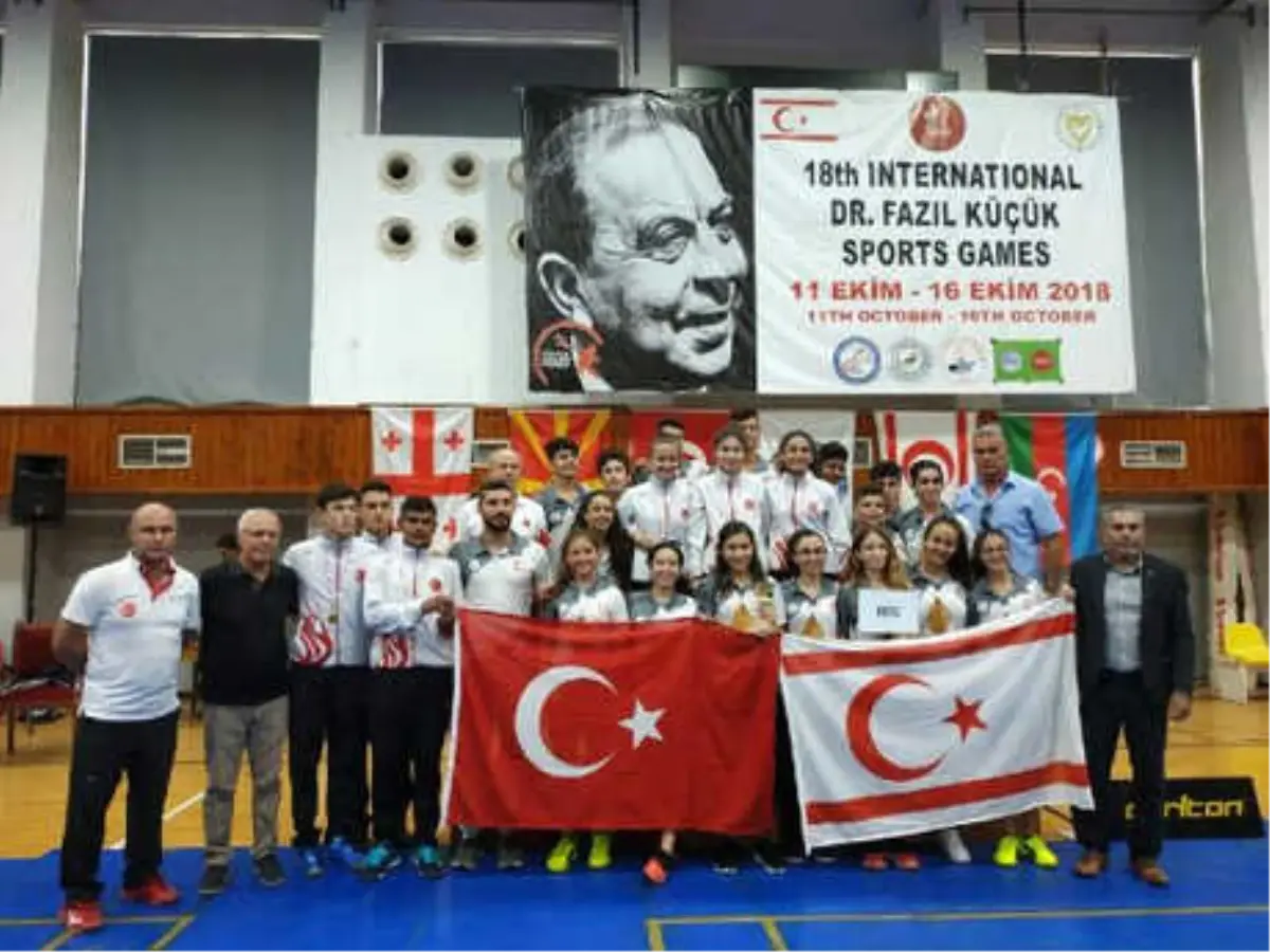 Badmintoncular Kıbrıs\'ta Şampiyon Oldu