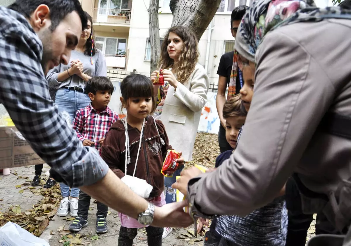 Balıkesir Rotaract Kulübü\'nde Göçmen Çocuklarla Oyun Atölyesi