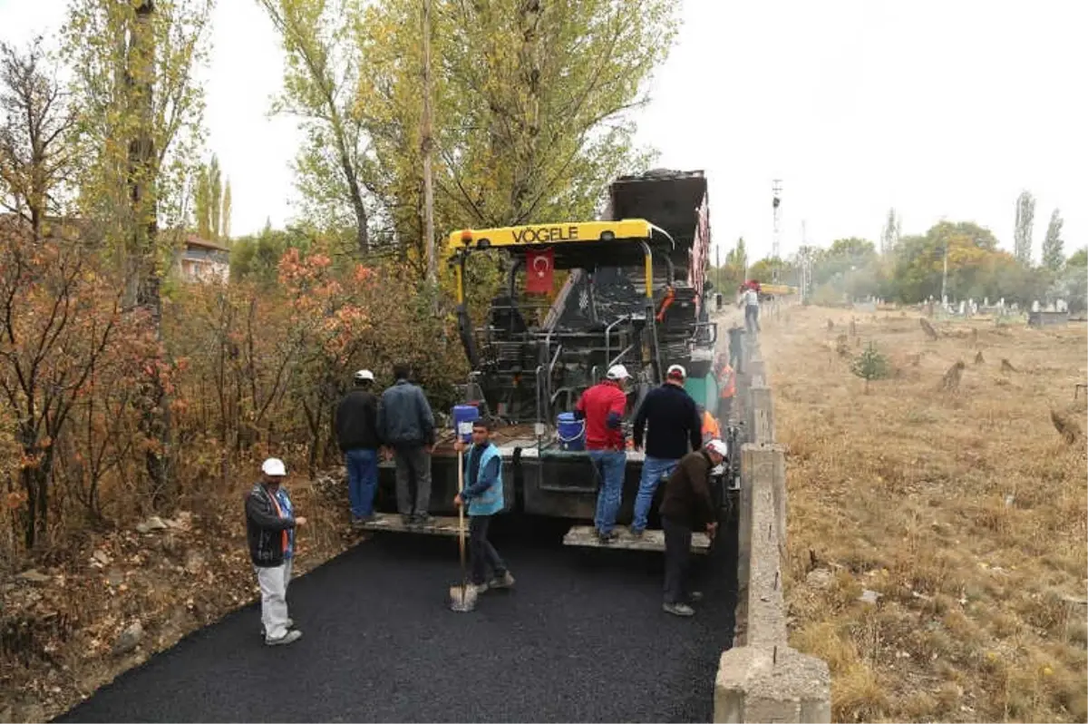 Başkan Çelik, Sarıoğlan\'dan Sonra Akkışla\'da Asfalt Çalışmalarına Katıldı ve Akkışlalılarla Bir...