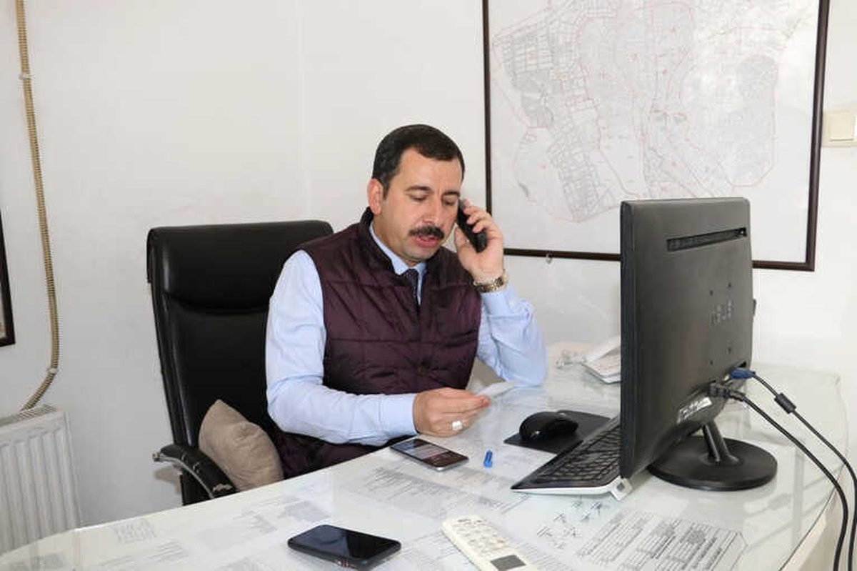 Baydilli Beyaz Masada Gelen Telefonları Cevapladı